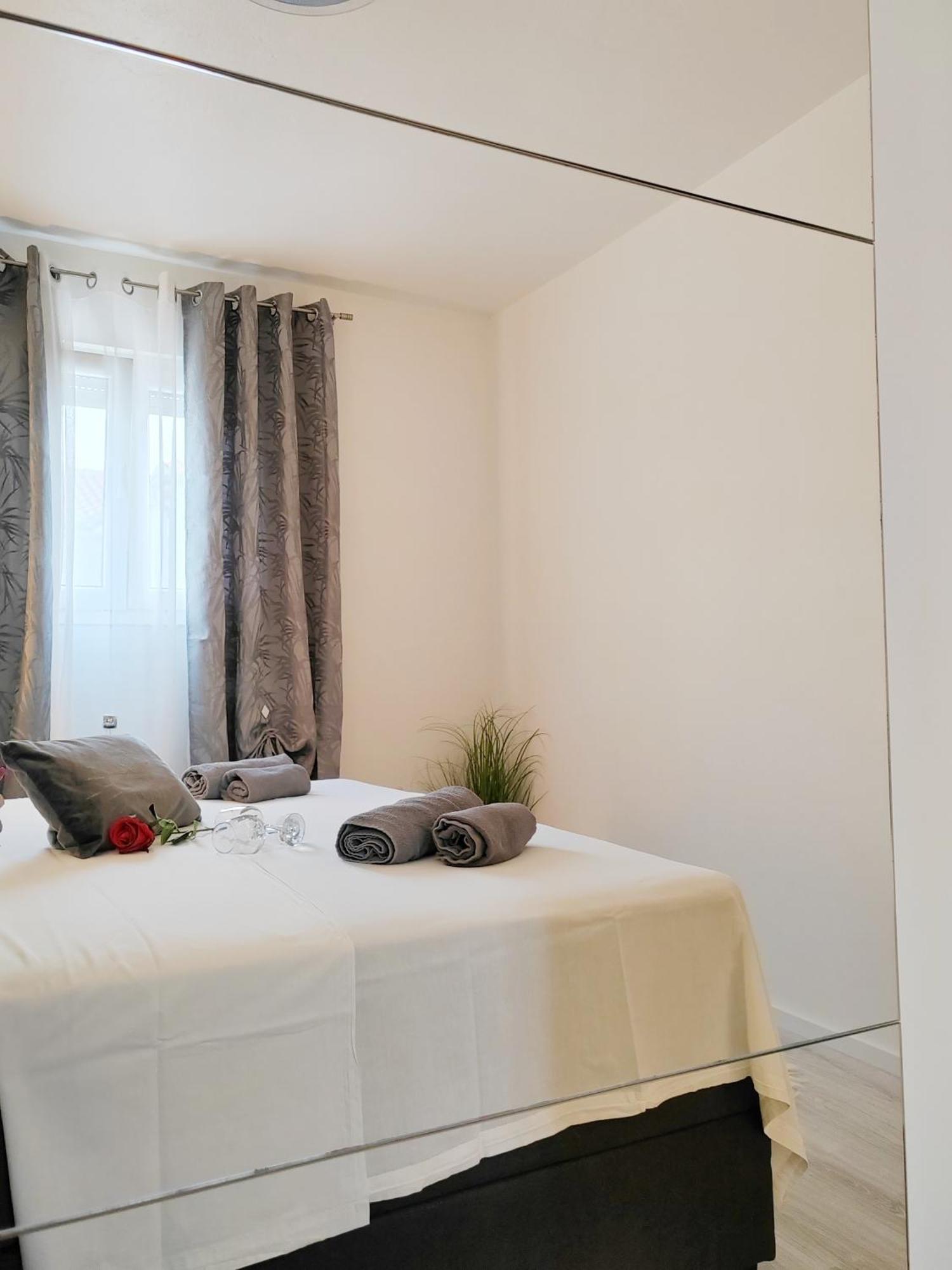 Apartment Toni With Private Parking Zadar Bagian luar foto